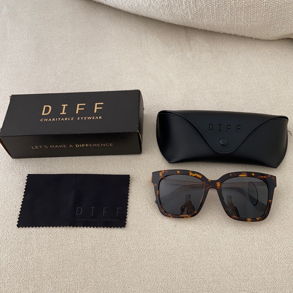 DIFF Eyewear Polarized Bella Sunglasses
